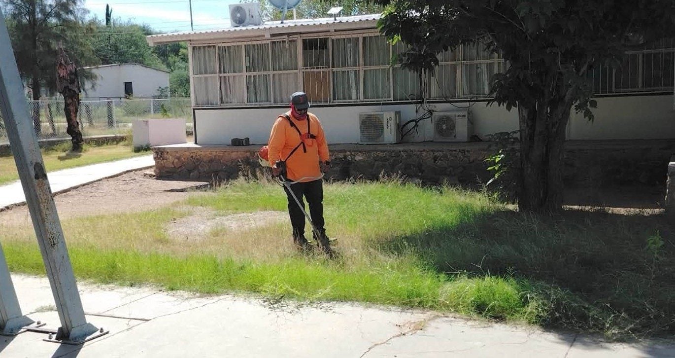 LABORES DE LIMPIEZA EN ESCUELAS DE NUESTRO MUNICIPIO